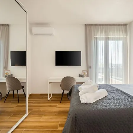 Modern Prudensia With Outdoor Pool Near Porec Babici