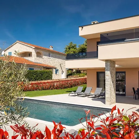 Modern Prudensia With Outdoor Pool Near Porec וילה